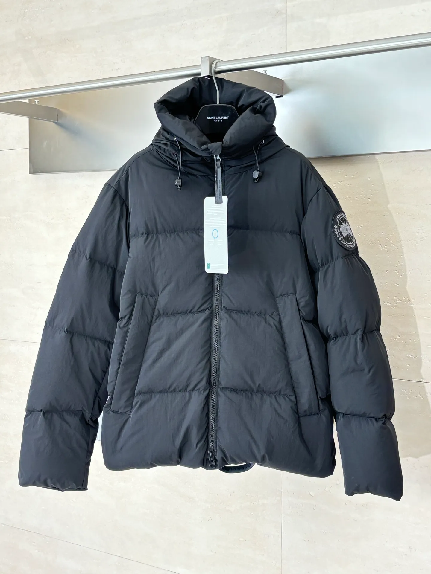P1010 Canada Goos*/Big Goose Rubber Label Matte Down Jacket The fabric is made of high-quality protective nylon fabric, 90 national standard high-quality white duck down: selected high-fill power velvet, light and warm, with excellent temperature locking performance and good resilience. Three-dimensional quilting technology and precision thread reinforcement prevent lint from being drilled and ensure that the fluffy and resilient elasticity lasts like new.  Size：S/M/L/XL